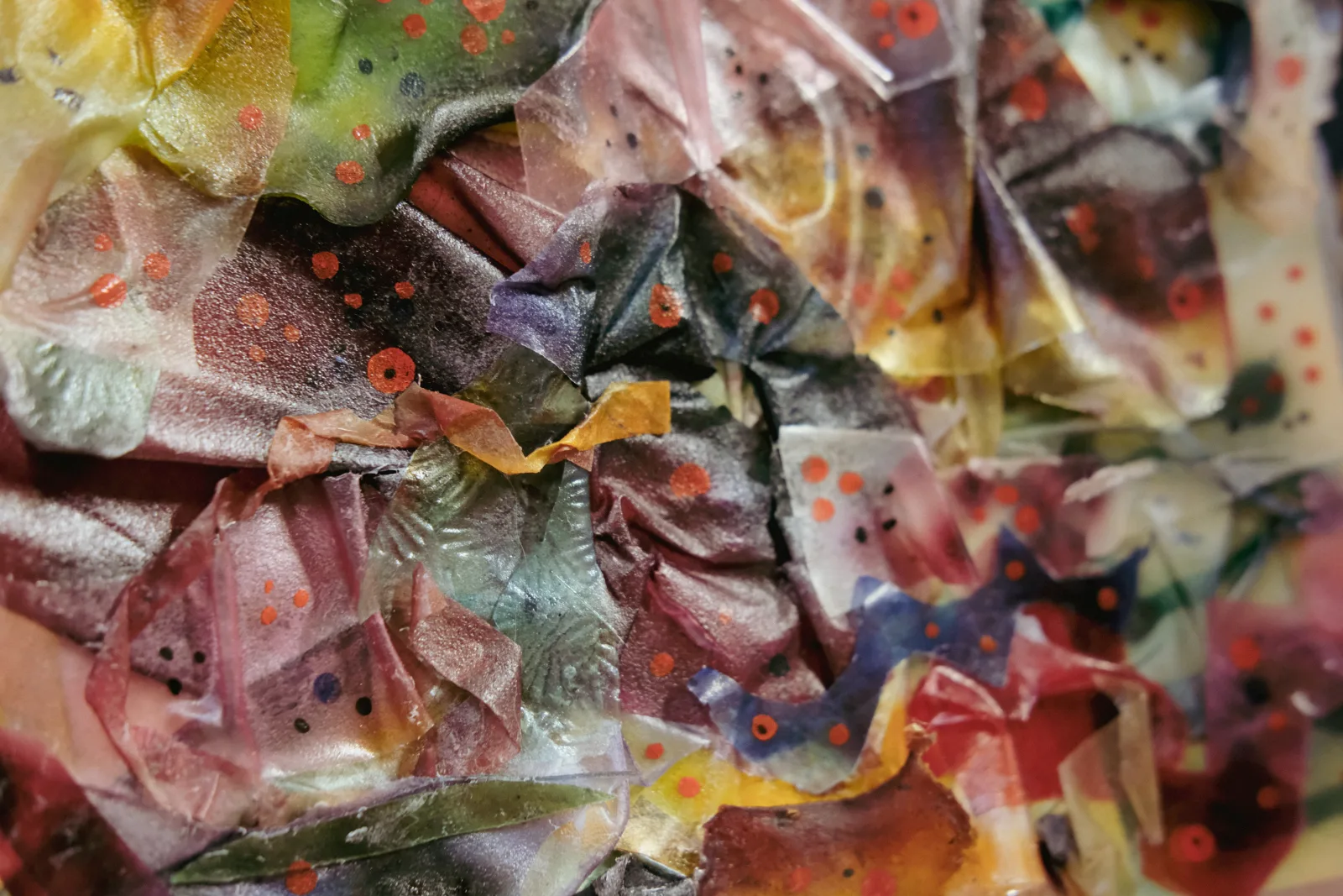 Macro de muestras de bioplástico de algas de colores, textura en tonos de verde, púrpura y naranja
