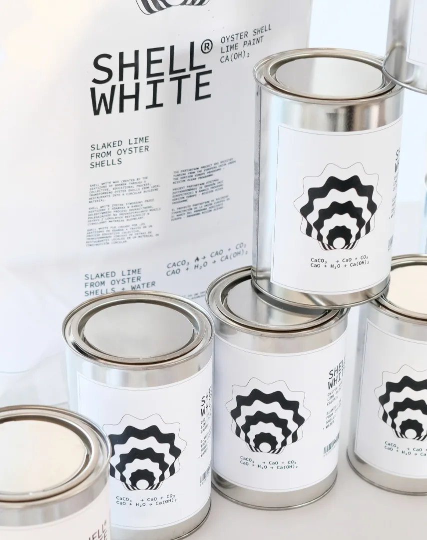 Latas de pintura de cal Shell White preparadas para Demo Days en Barcelona